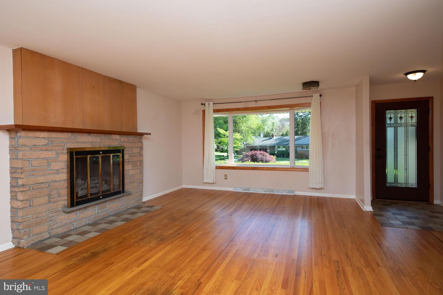 1066 Devon Road Rydal, PA 19046 - Photo 4 of 36 Foyer & Living Room