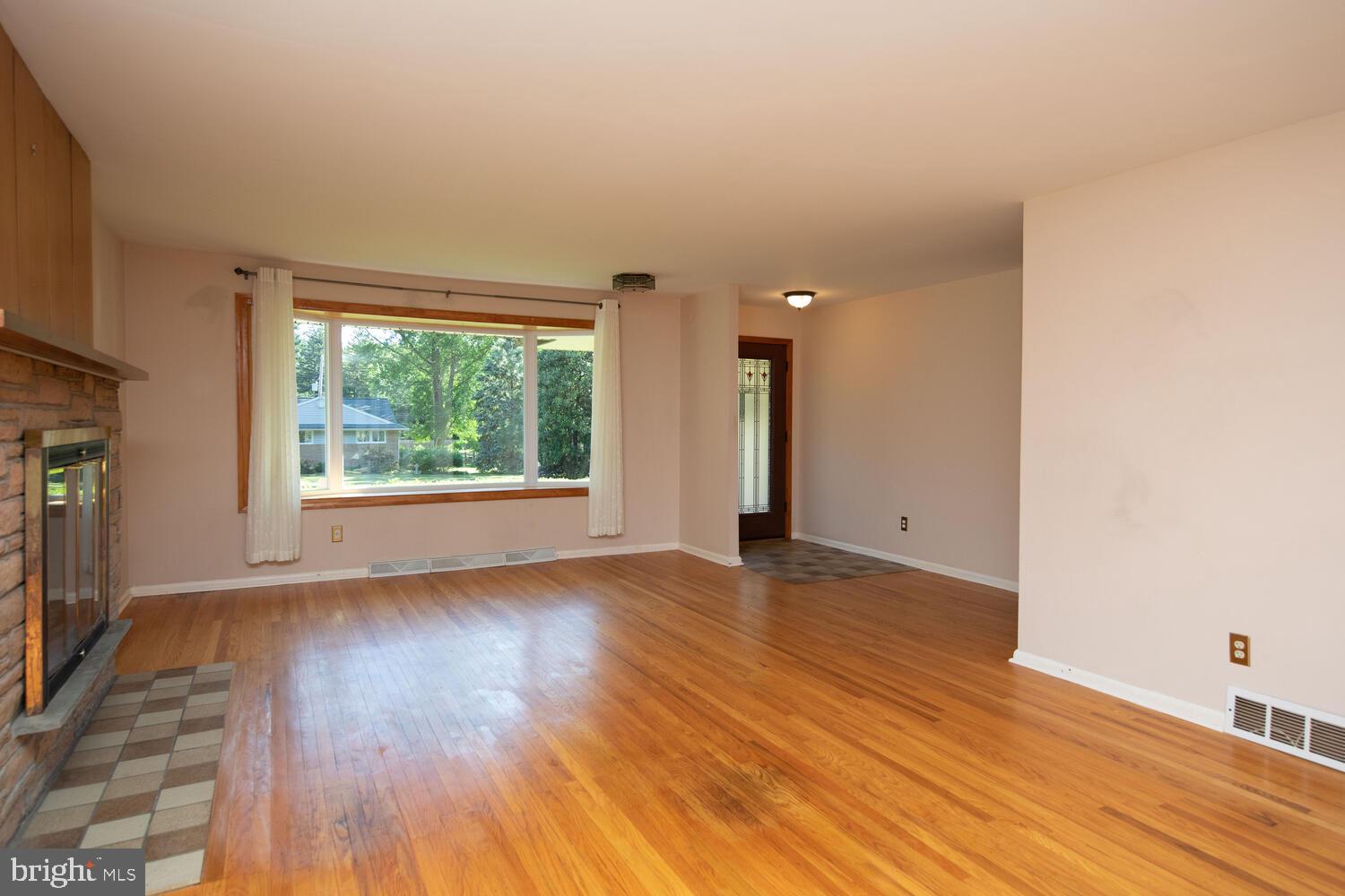 1066 Devon Road Rydal, PA 19046 - Photo 5 of 36 Living Room
