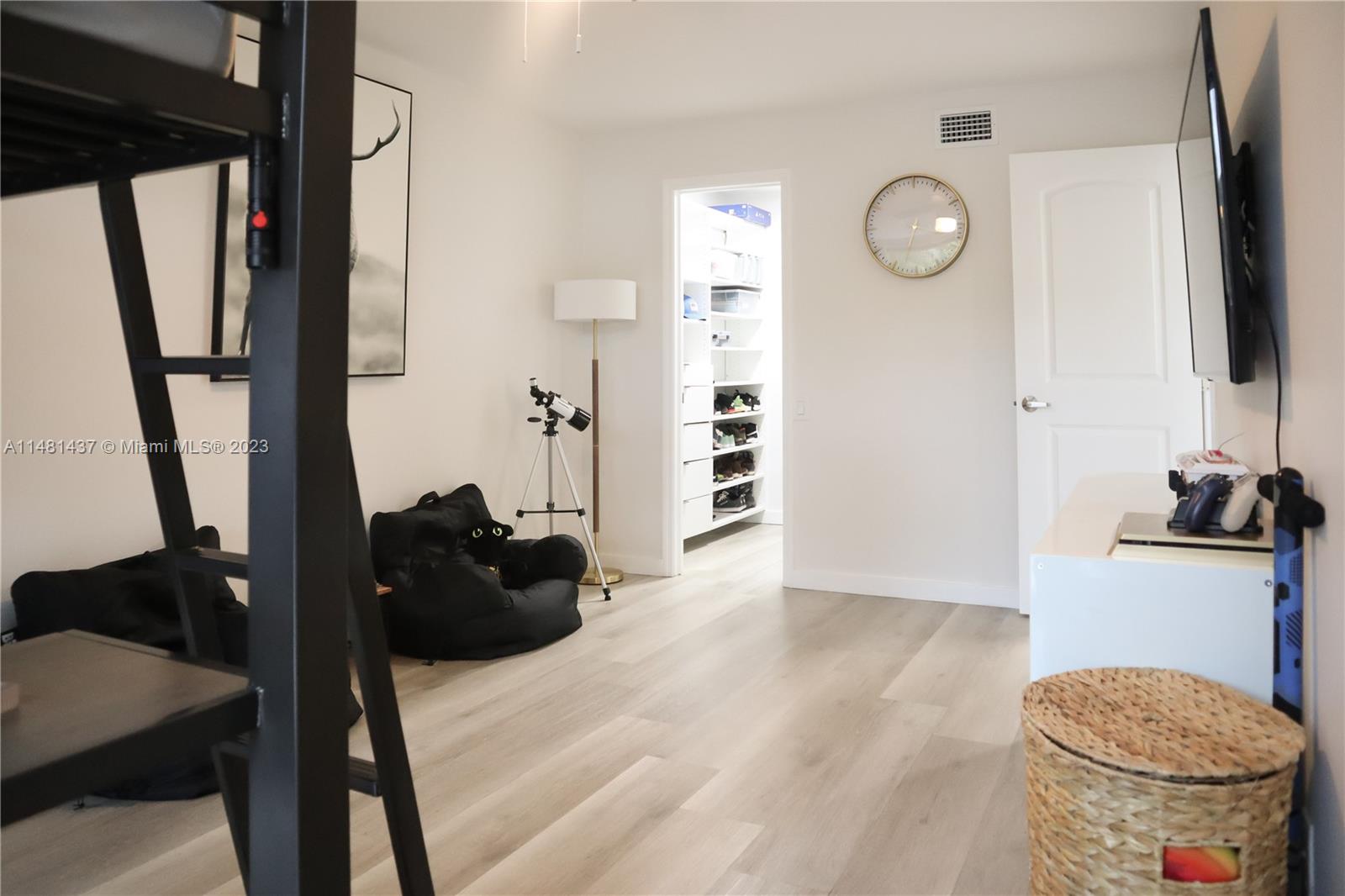 6704 Southwest 114th Place, Unit E Miami, FL 33173 - Photo 20 of 34 a living room with furniture a flat screen tv and a view of bathtub