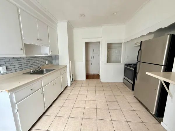 $2,300 | 28 Brook Street, Unit 2, Manchester, NH 03104