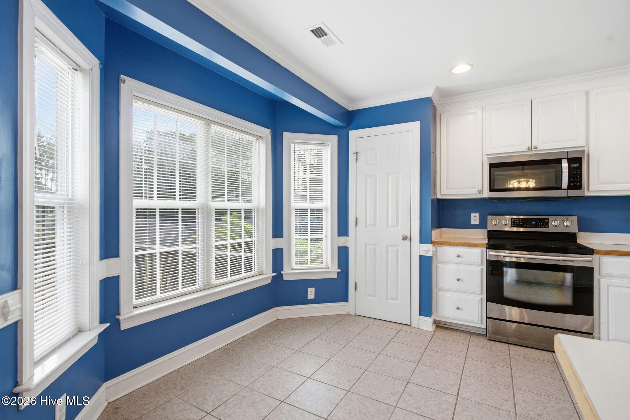 324 Ash Road Southport, NC 28461 - Photo 10 of 34 Looking into the kitchen with the family room behind you