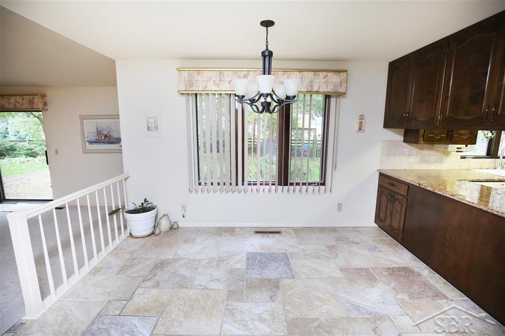 203 Hunters Ridge Midland, MI 48640 - Photo 6 of 31 31398974-5.JPG