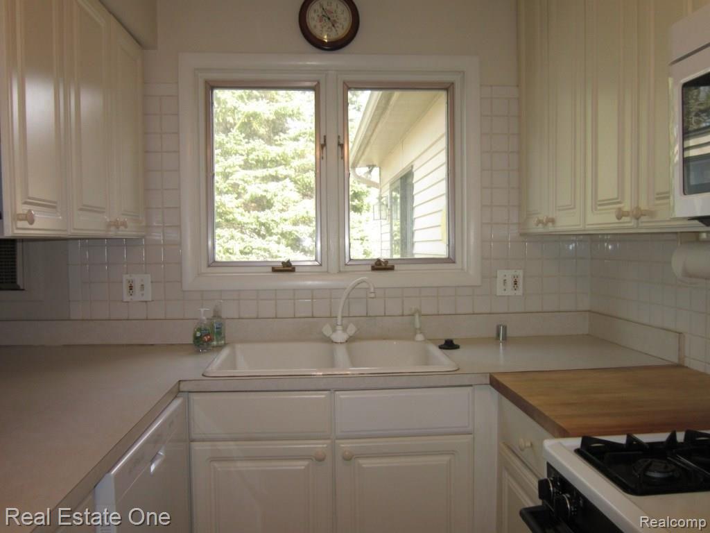 23564 Meadowbrook Road Novi, MI 48375 - Photo 9 of 35
