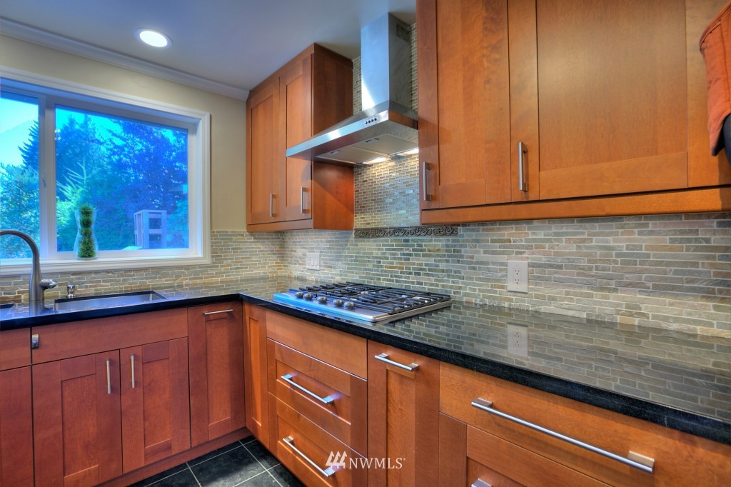 2518 Whitman Court Northeast Renton, WA 98059 - Photo 8 of 22 Gallery Image 8