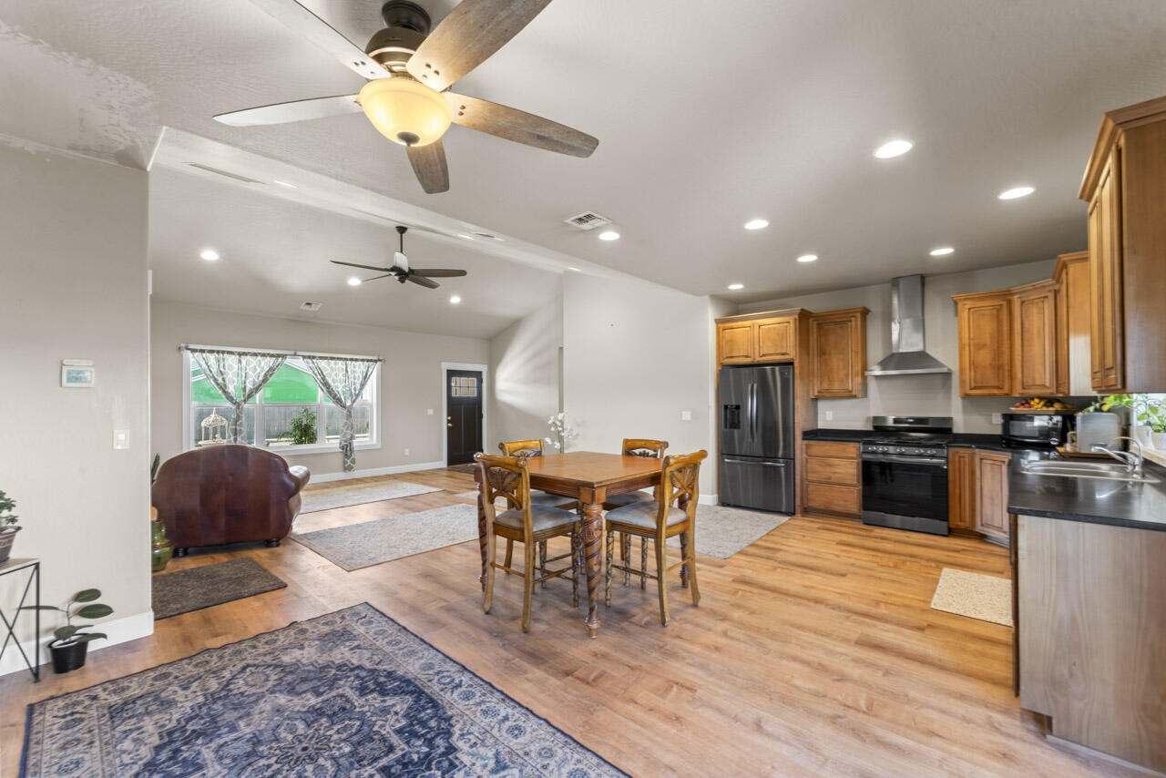 412 Barnum Drive Phoenix, OR 97535 - Photo 5 of 34 Dinning area