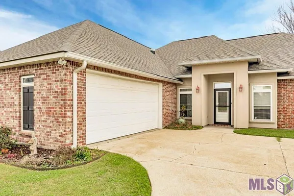 $290,000 | 2210 South Willow Ridge Avenue, Port Allen, LA 70767