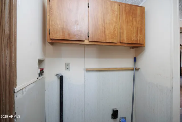 a view of utility room