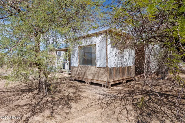 a view of a livingroom with furniture and a ceiling fan