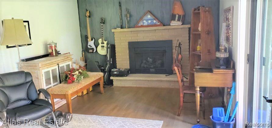5276 Elms Road Flushing, MI 48433 - Photo 13 of 21 Family room - fireplace
