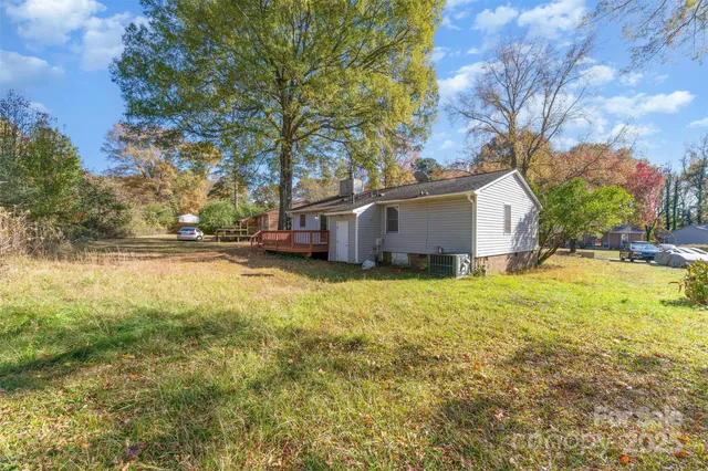 a view of a house with backyard and tree