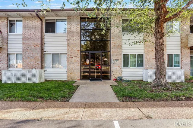 $110,000 | 10080 Sakura Drive, Unit 8, St. Louis, MO 63128