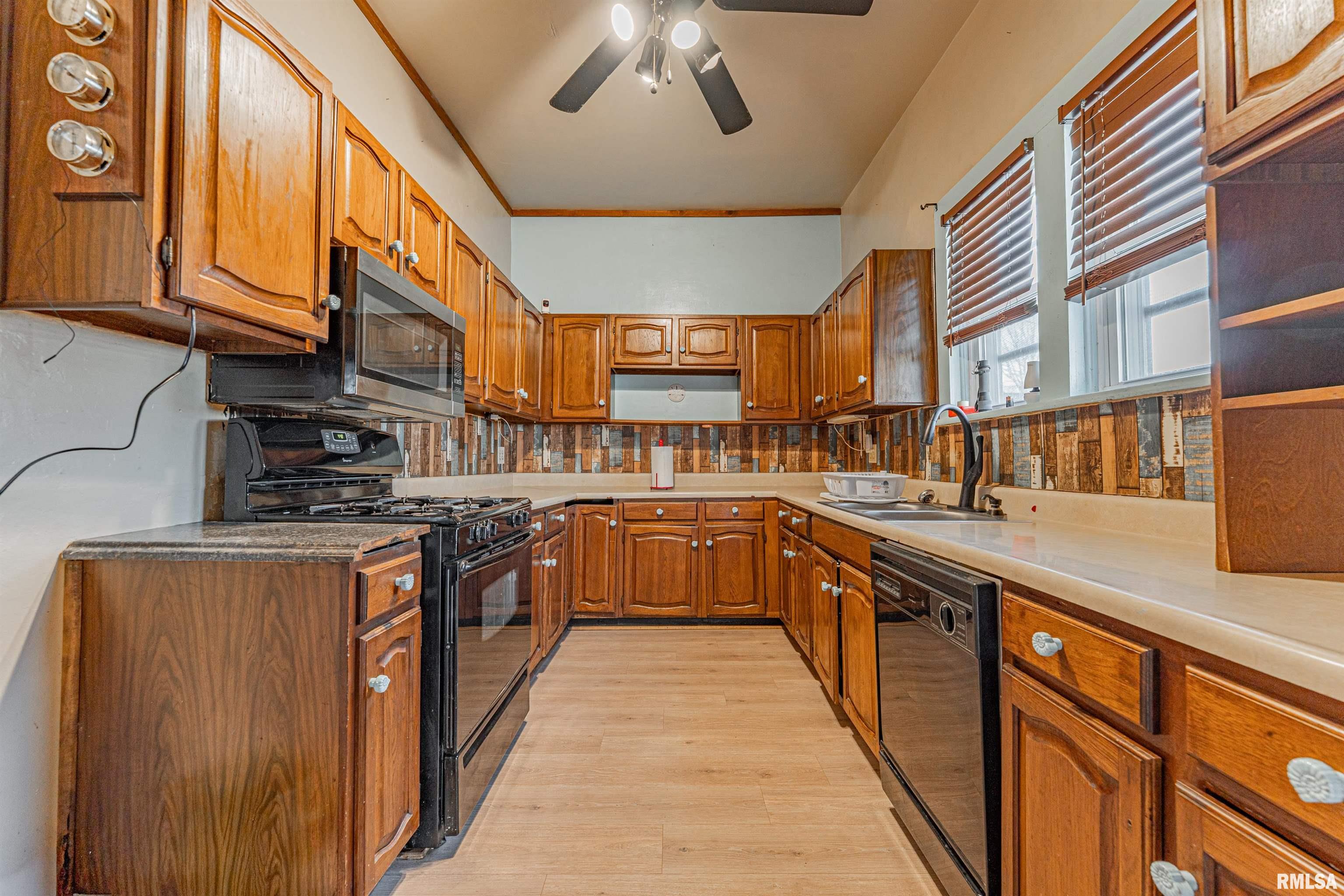 348 5th Street Lincoln, IL 62656 - Photo 8 of 25