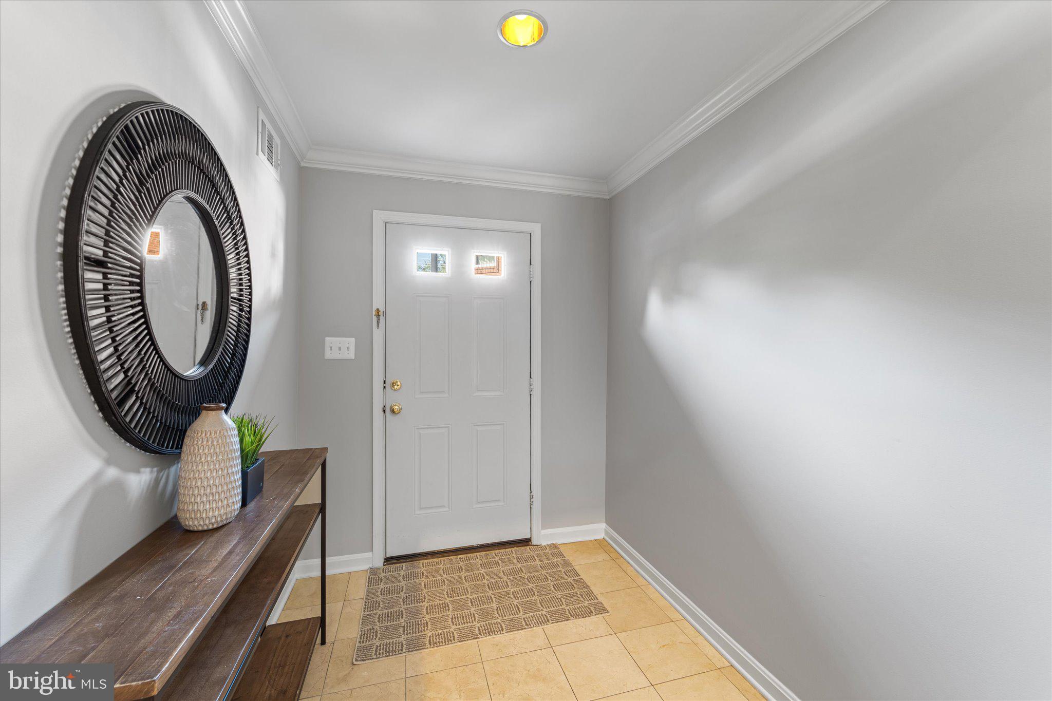 722 West Glebe Road Alexandria, VA 22305 - Photo 5 of 42 Foyer