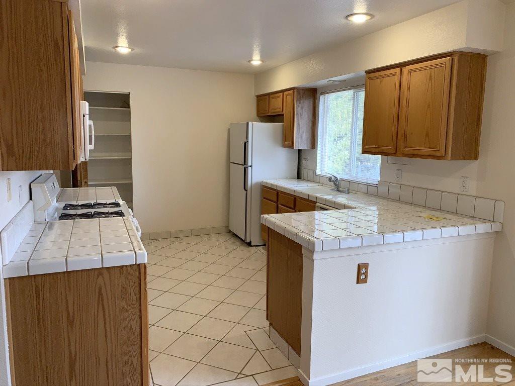 14400 Ghost Rider Drive Reno, NV 89511 - Photo 4 of 17 a kitchen that has a sink and a stove in it