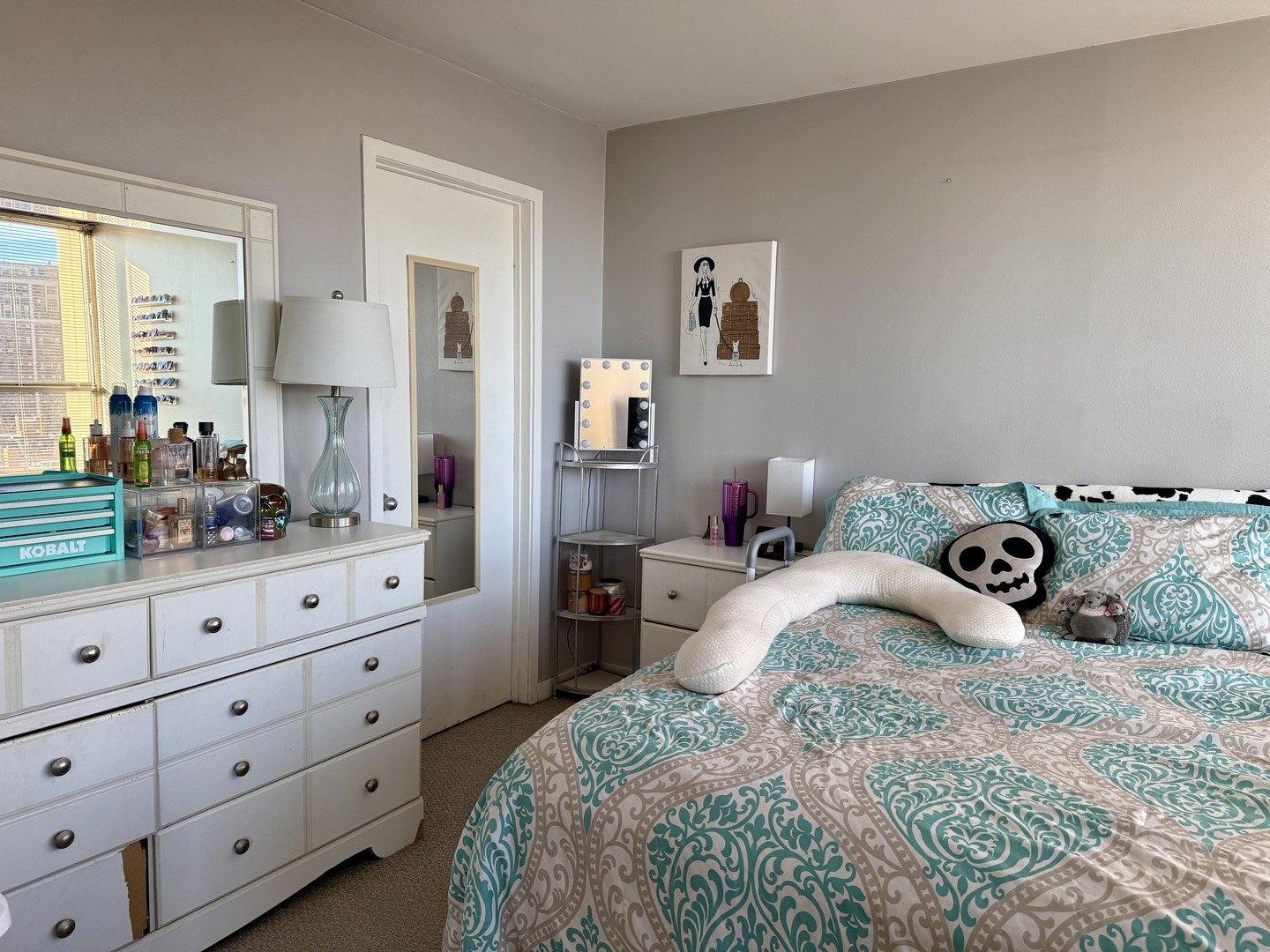 655 West Irving Park Road, Unit 707 Chicago, IL 60613 - Photo 8 of 13 a bedroom with a bed and a dresser