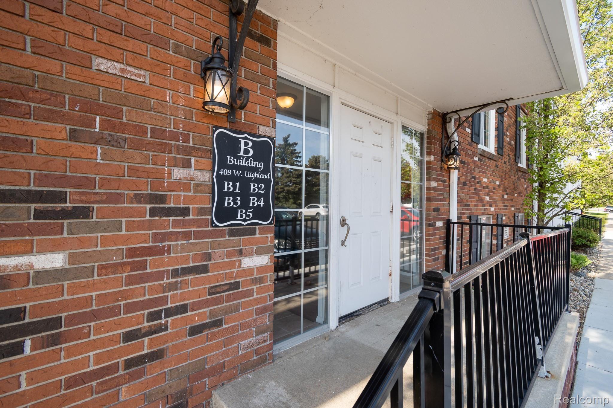 409 West Highland Road, Unit B1 Howell, MI 48843 - Photo 3 of 26 DSC_0683.jpg