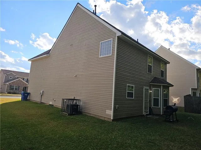 a view of backyard of the house