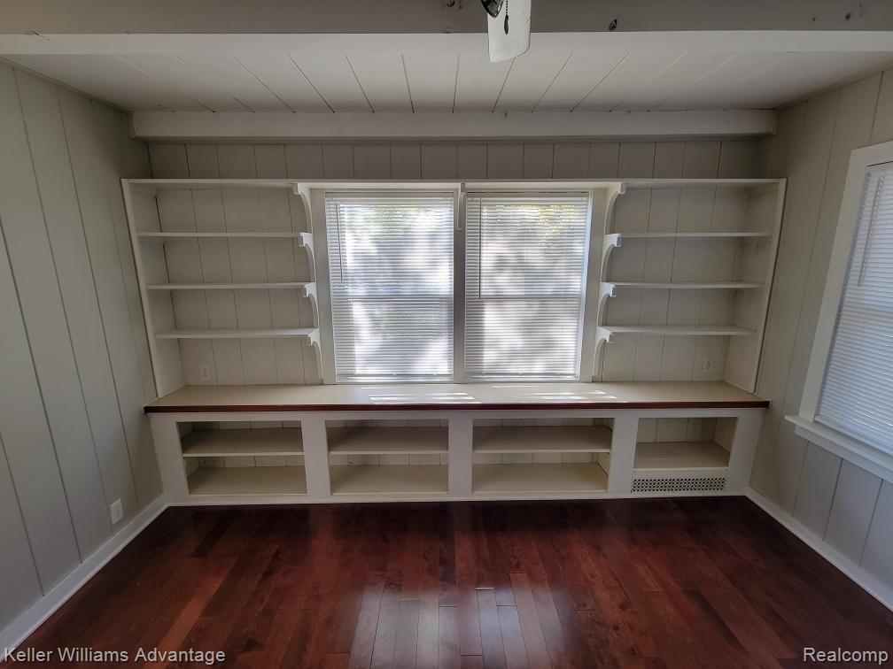 1832 Manse Road Waterford, MI 48328 - Photo 8 of 30 Built-In Shelving & Wood Beams