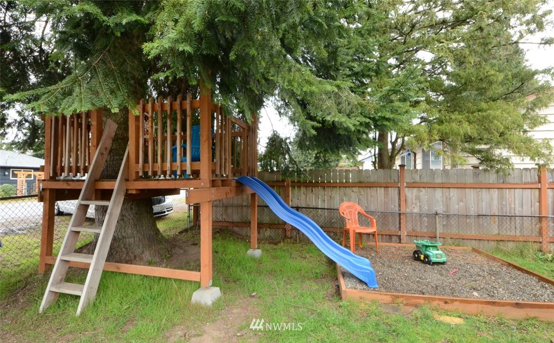 649 Southwest 107th Street Seattle, WA 98146 - Photo 4 of 26 Gallery Image 4