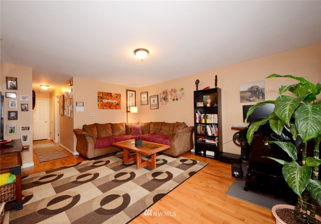 649 Southwest 107th Street Seattle, WA 98146 - Photo 5 of 26 Gallery Image 5