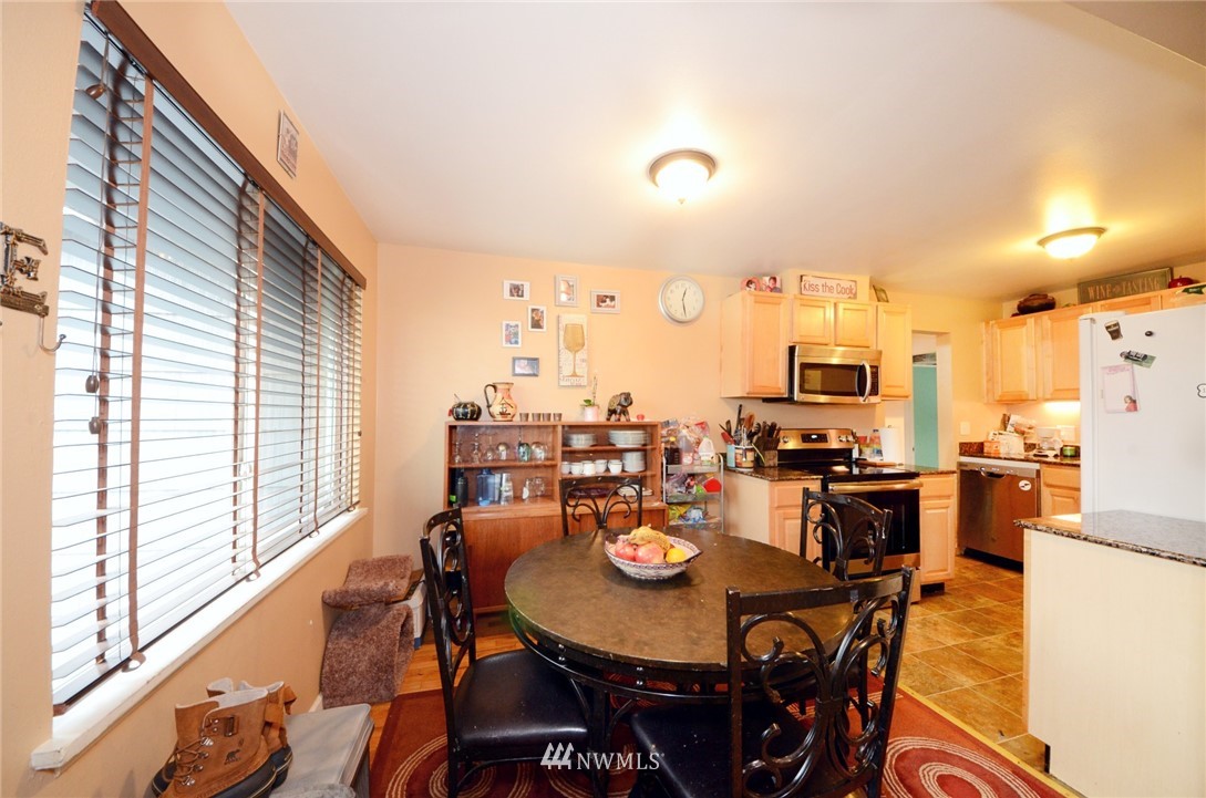 649 Southwest 107th Street Seattle, WA 98146 - Photo 6 of 26 Gallery Image 6