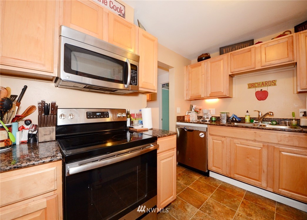 649 Southwest 107th Street Seattle, WA 98146 - Photo 9 of 26 Gallery Image 9