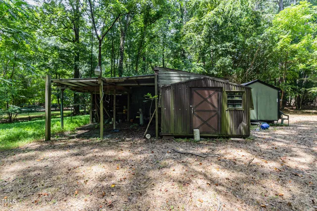 a view of a barn in the middle of a yard