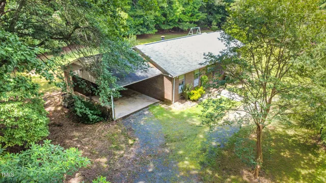 a view of a backyard