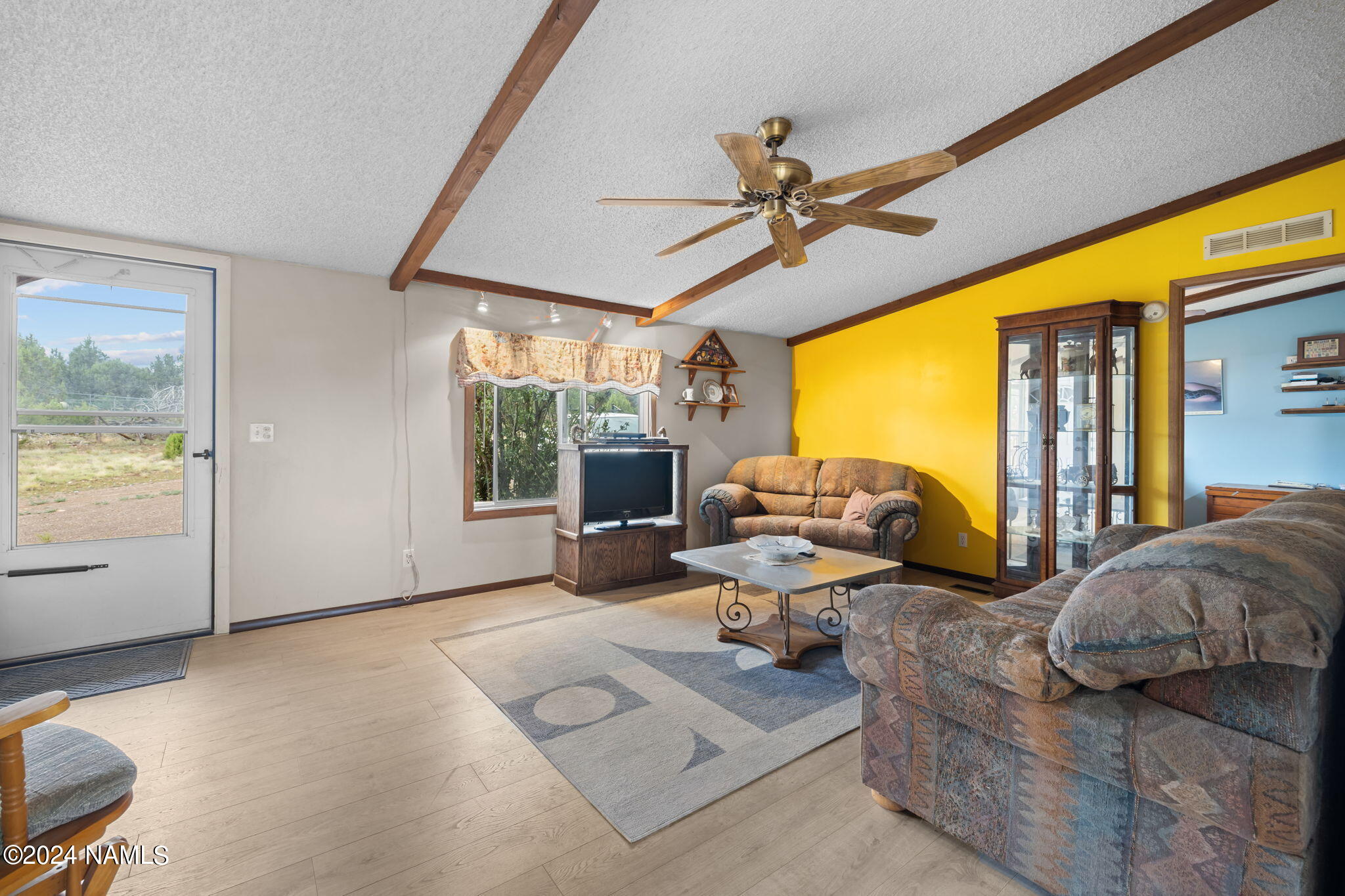5570 Foster Road Flagstaff, AZ 86004 - Photo 4 of 33 Living Room