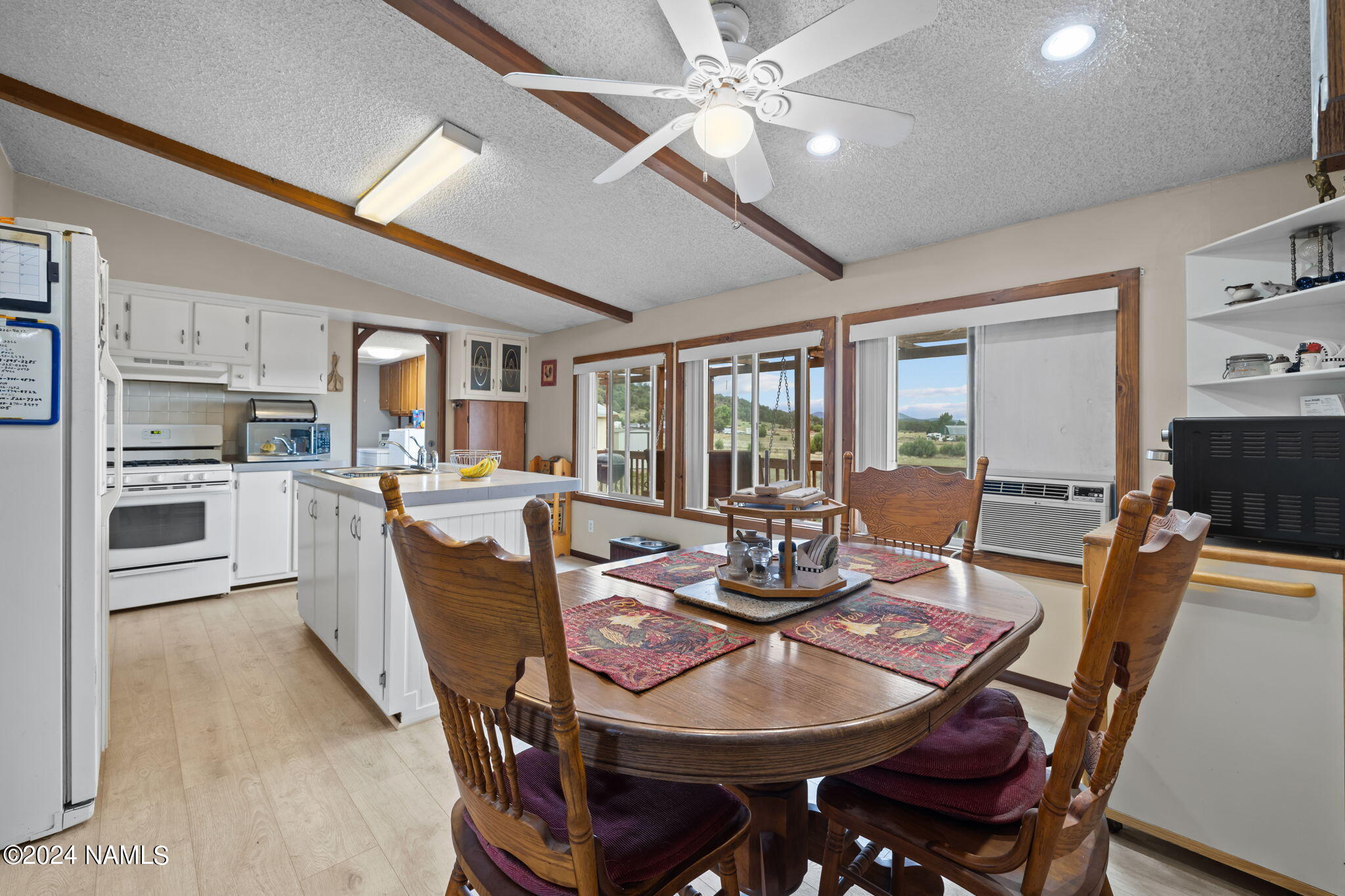 5570 Foster Road Flagstaff, AZ 86004 - Photo 6 of 33 Kitchen/Dining