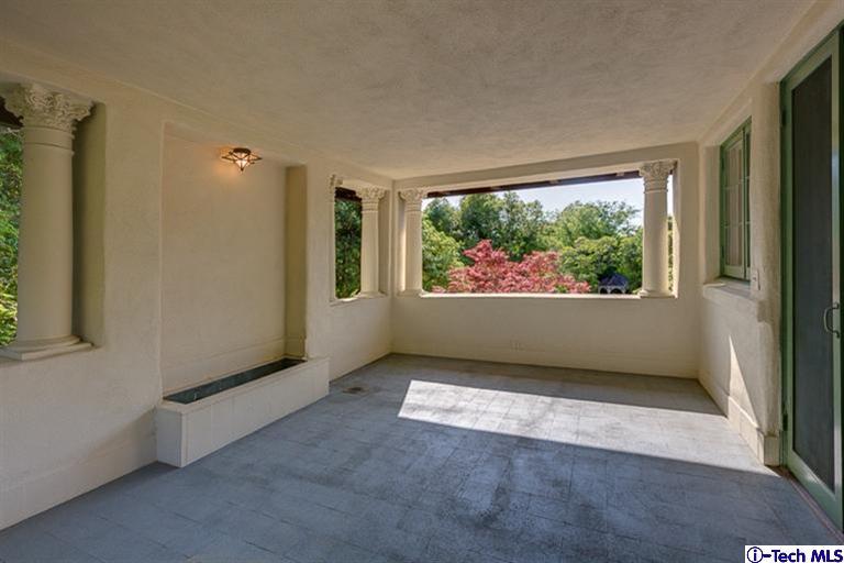 1255 Wentworth Avenue Pasadena, CA 91106 - Photo 30 of 44 an empty room with windows