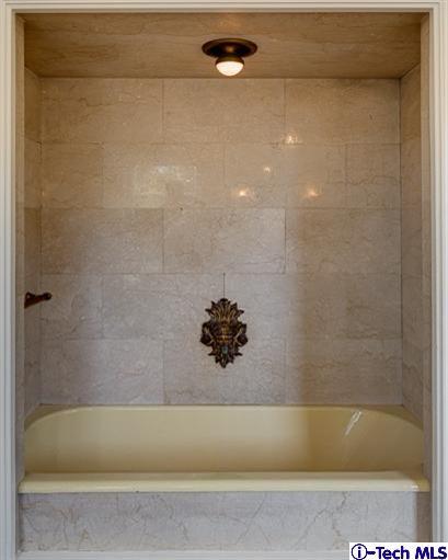 1255 Wentworth Avenue Pasadena, CA 91106 - Photo 32 of 44 a bathroom with a bathtub