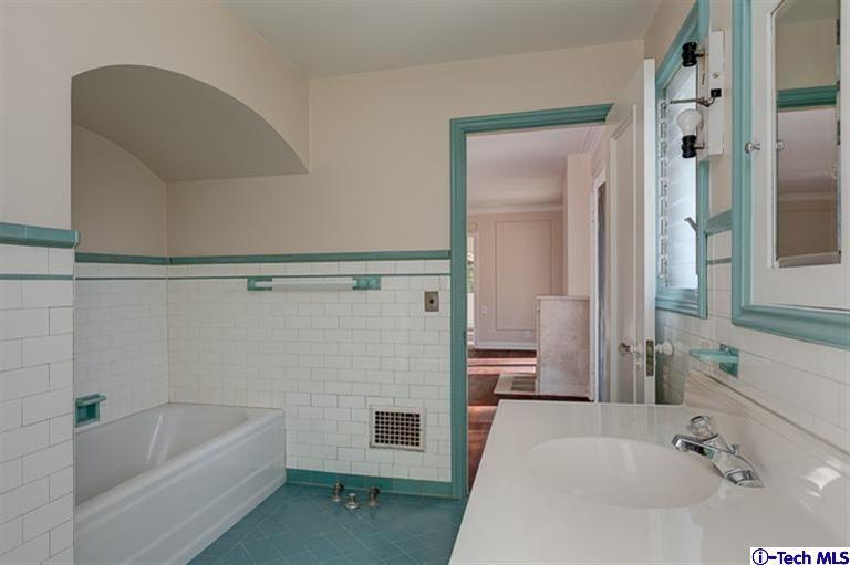 1255 Wentworth Avenue Pasadena, CA 91106 - Photo 35 of 44 a bathroom with a tub a sink and a mirror
