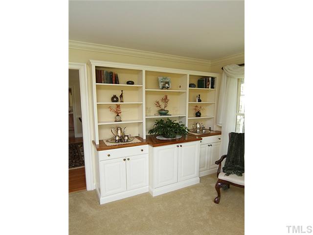 511 Mason Road Durham, NC 27712 - Photo 4 of 25 a room with a bench and cabinets