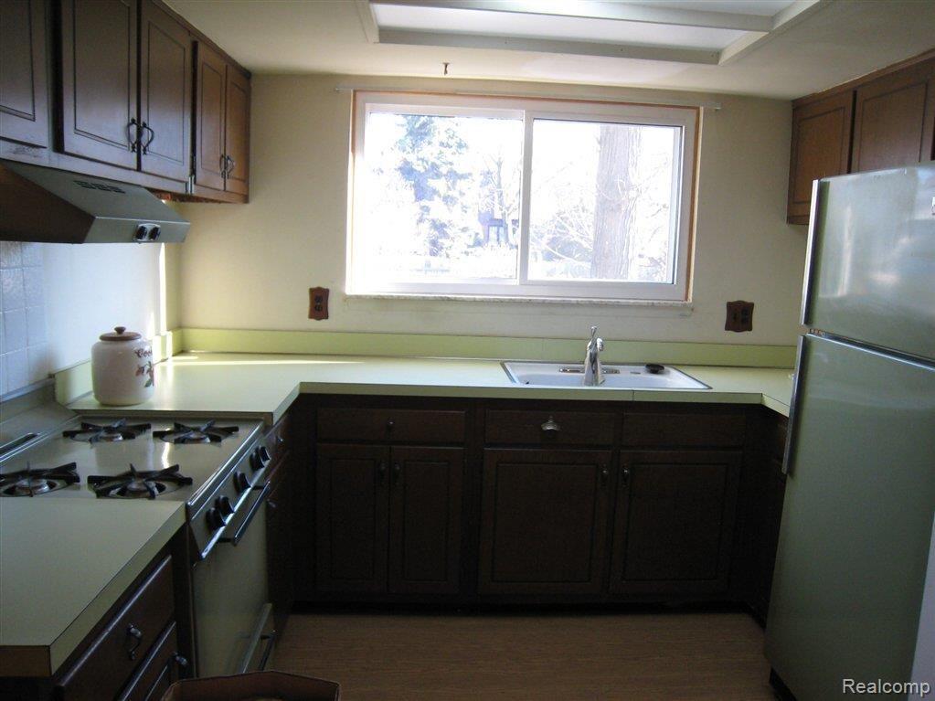 20215 Coachwood Road Riverview, MI 48193 - Photo 10 of 23 KITCHEN