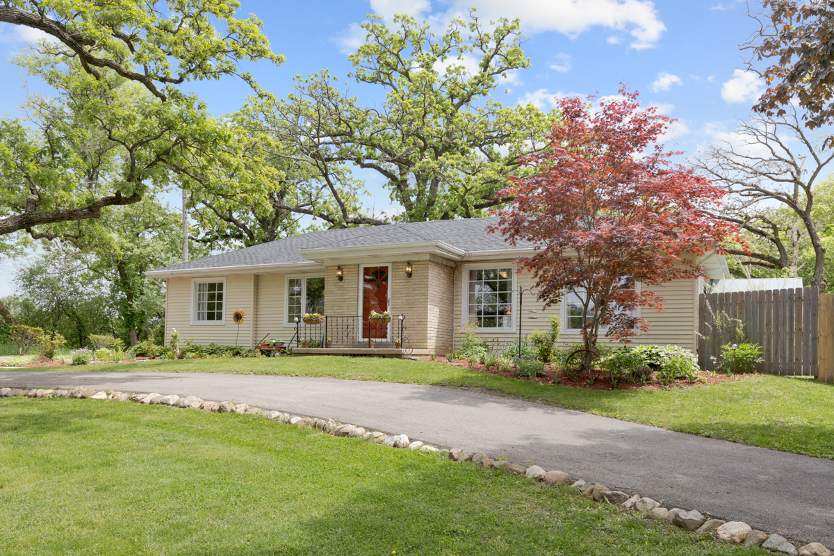 4604 Sunnyside Road Woodstock, IL 60098 - Photo 3 of 37 a front view of a house with a garden