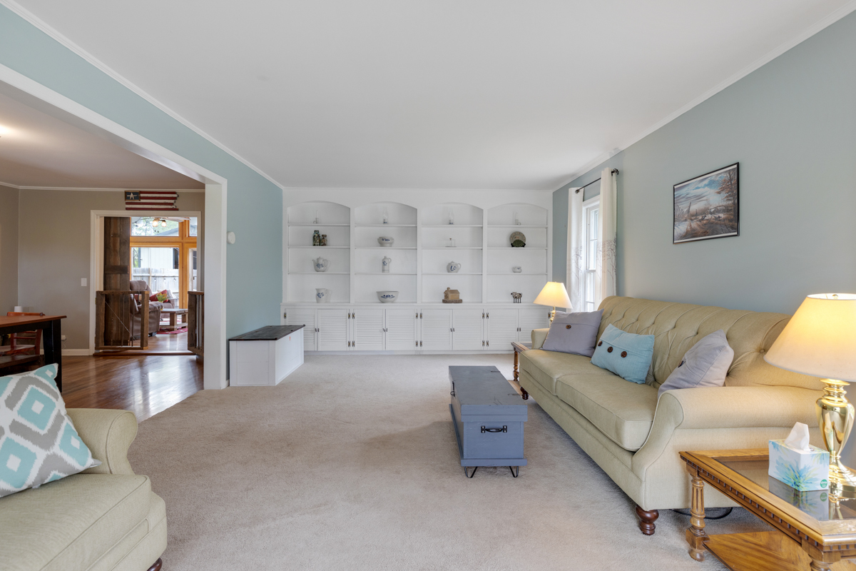 4604 Sunnyside Road Woodstock, IL 60098 - Photo 9 of 37 a living room with furniture and wooden floor