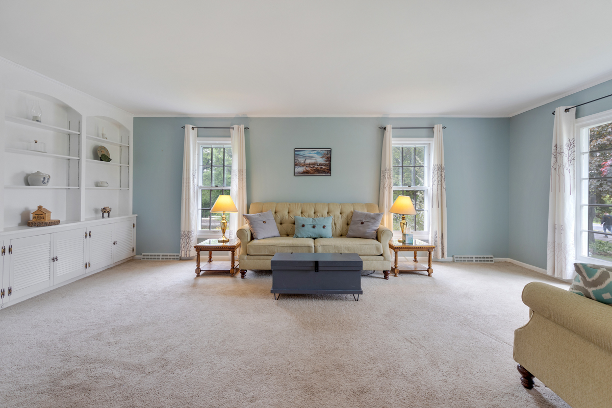 4604 Sunnyside Road Woodstock, IL 60098 - Photo 10 of 37 a living room with furniture and a window