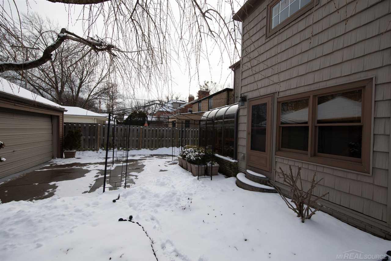 318 Fisher Road Grosse Pointe, MI 48230 - Photo 41 of 43 50005538-40.JPG