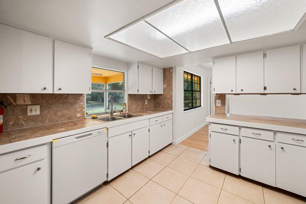 2812 F Road Loxahatchee, FL 33470 - Photo 5 of 25 kitchen