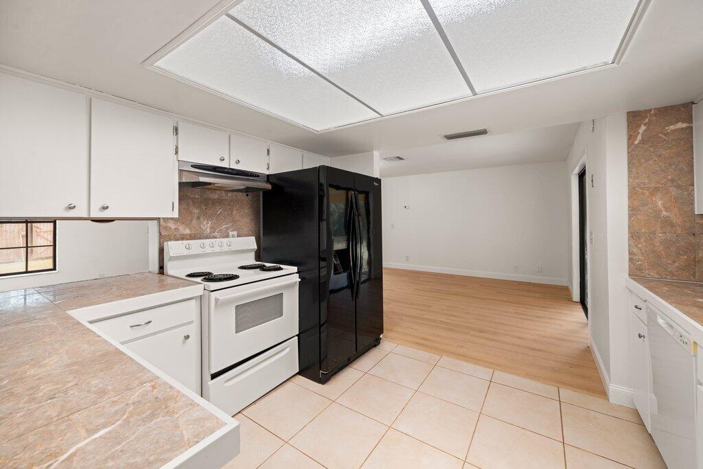 2812 F Road Loxahatchee, FL 33470 - Photo 6 of 25 kitchen