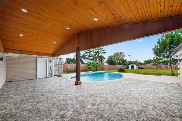 a view of a backyard