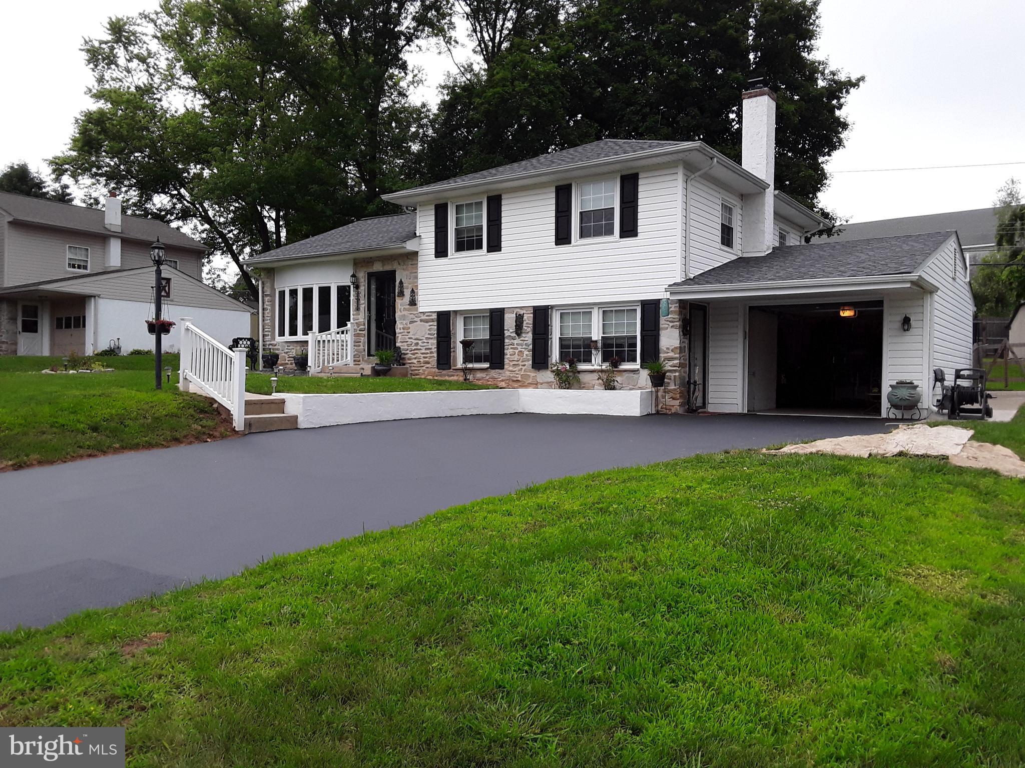627 Paddock Road Southampton, PA 18966 - Photo 1 of 25 Exterior Front
