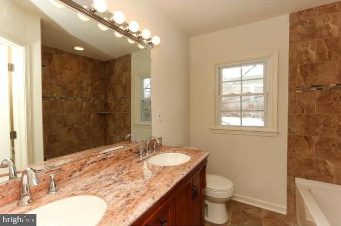 627 Paddock Road Southampton, PA 18966 - Photo 17 of 25 Hall Full Bath