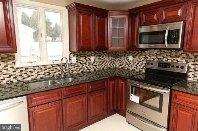 627 Paddock Road Southampton, PA 18966 - Photo 7 of 25 Kitchen