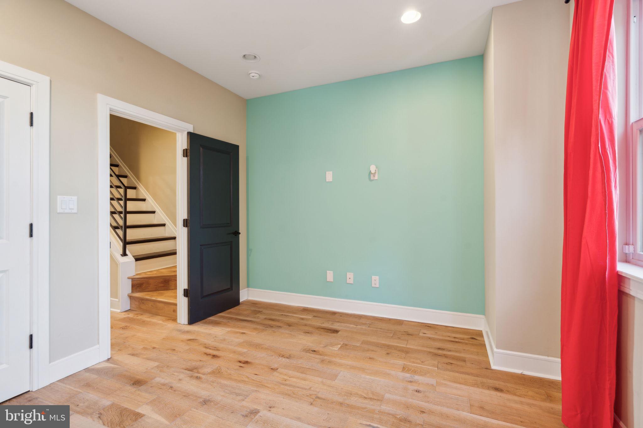 518 Mercy Street Philadelphia, PA 19148 - Photo 28 of 50 Bright and airy entryway with charm.