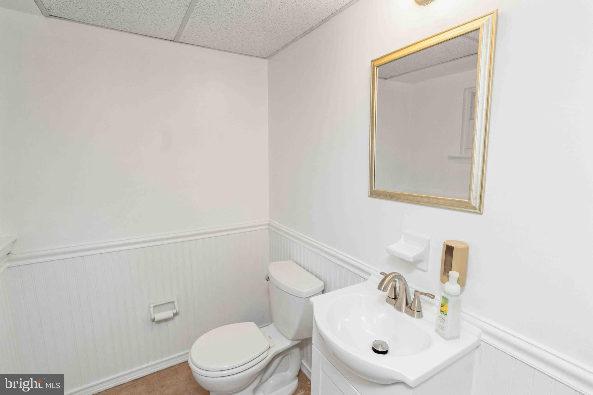 472 Woodward Drive Huntingdon Valley, PA 19006 - Photo 17 of 27 a bathroom with a toilet a sink and mirror