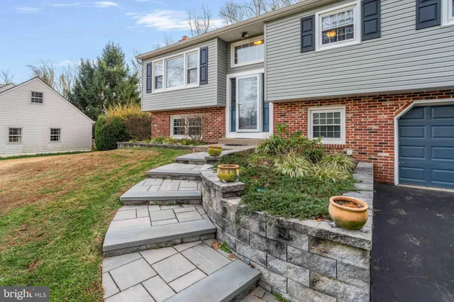 $565,000 | 472 Woodward Drive, Huntingdon Valley, PA 19006