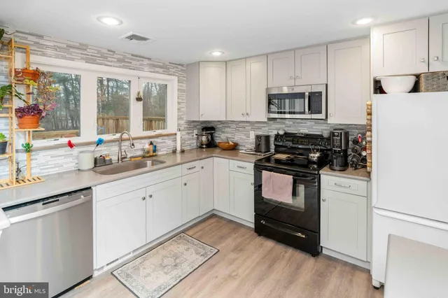 $565,000 | 472 Woodward Drive, Huntingdon Valley, PA 19006