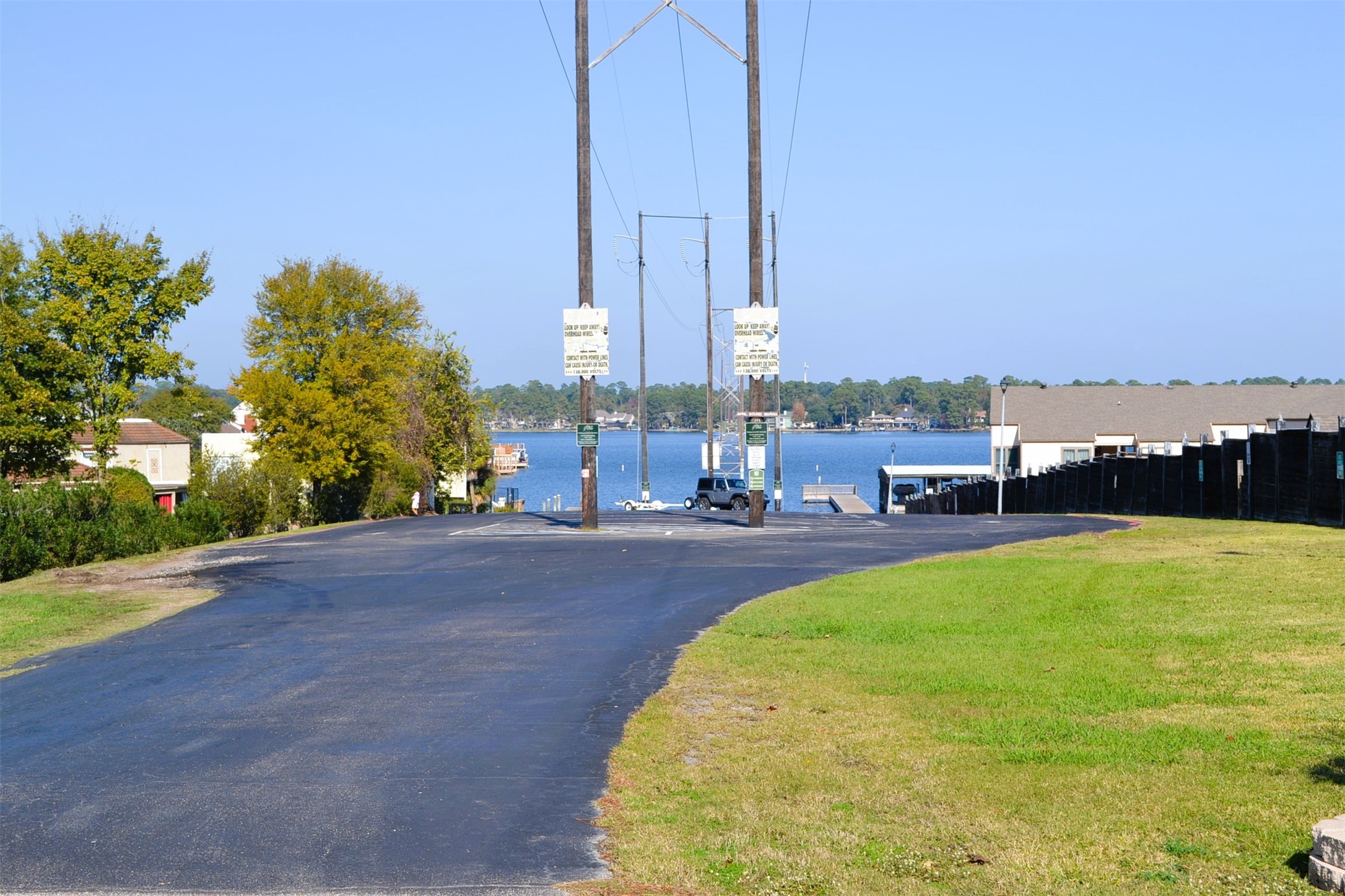 102 Lakeview Terrace, Unit D Conroe, TX 77356 - Photo 35 of 44 a view of a garden with a building in the background